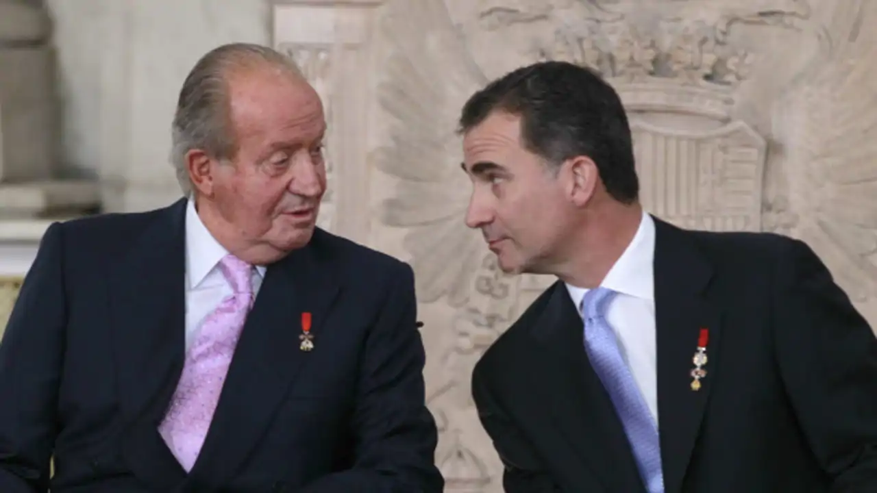 Juan Carlos I y su hijo, el Rey Felipe VI, en una de las últimas imágenes que se tienen de ellos dos juntos en un acto institucional antes de la marcha de España del emérito en 2020