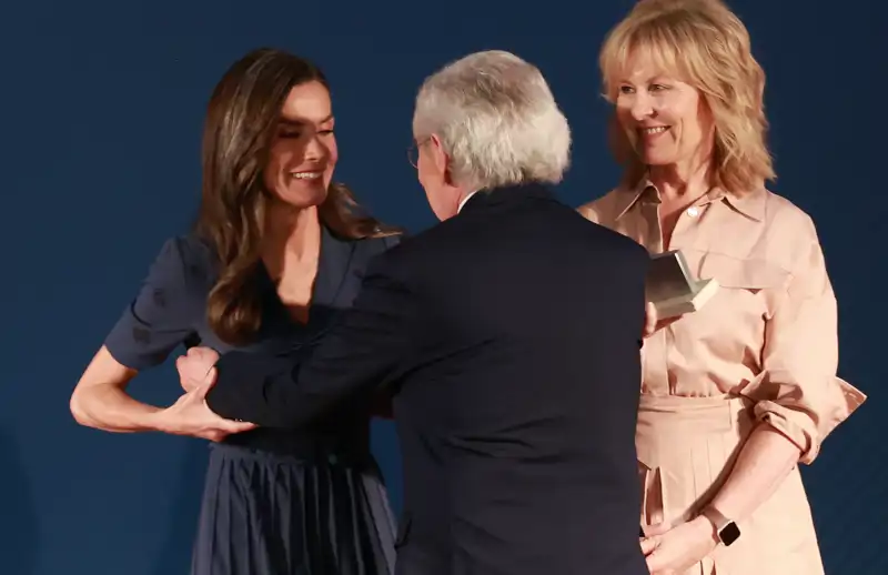 La Reina Letizia abraza cariñosamente a Fernando Ónega bajo la atenta mirada de María Rey en los Premios de Periodismo de la APM