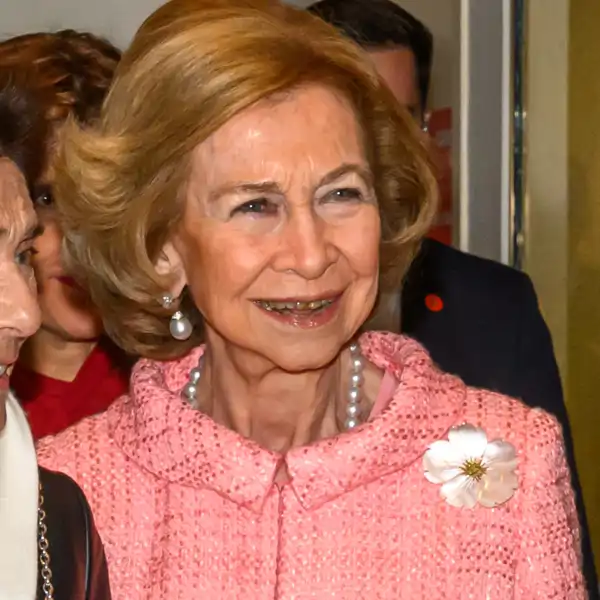 La Reina Sofía arrasa en Nueva York, a lo Jackie Kennedy, con un vestido-abrigo rosa de Alejandro de Miguel 