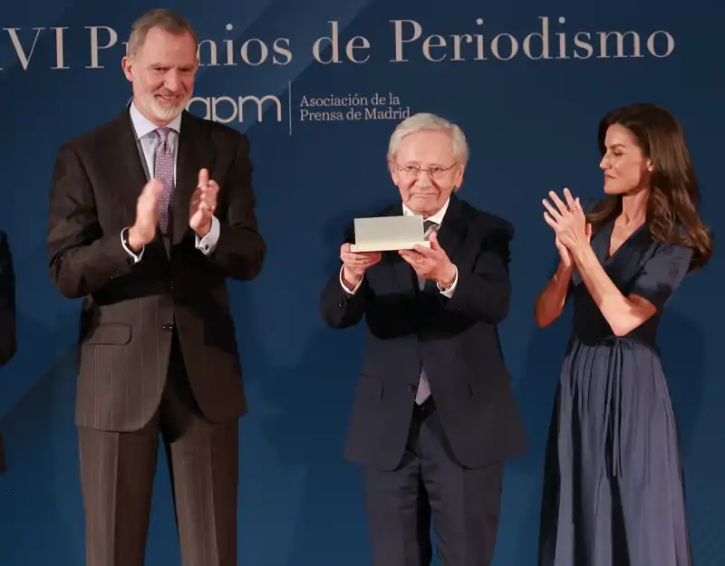 Los Reyes Felipe y Letizia junto a Fernando Ónega en los Premios de Periodismo de la APM en mayo de 2025