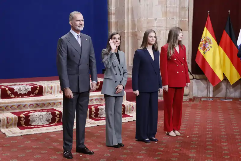 Los Reyes Felipe y Letizia junto a sus hijas, Leonor y Sofía, en la entrega de insignias de los Premios Princesa de Asturias