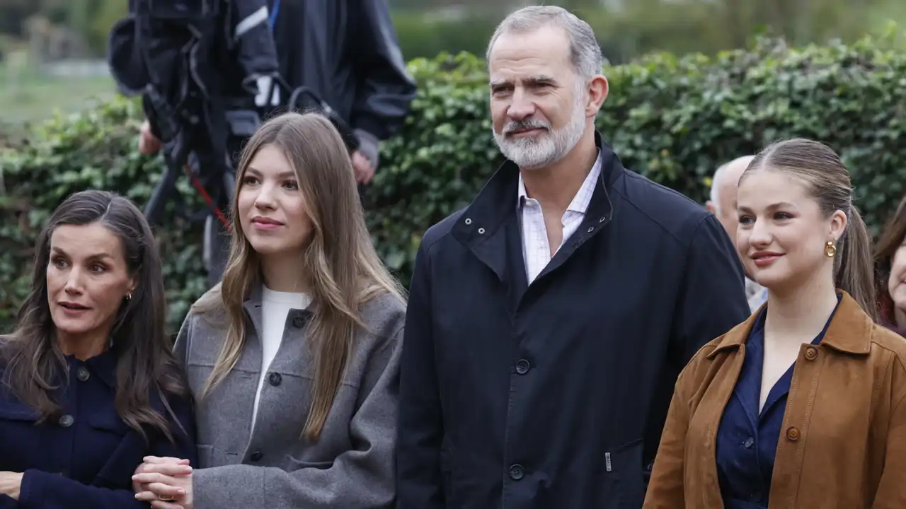 Los Reyes Felipe y Letizia, la Princesa Leonor y la Infanta Sofia, muy sonrientes en Valdesoto