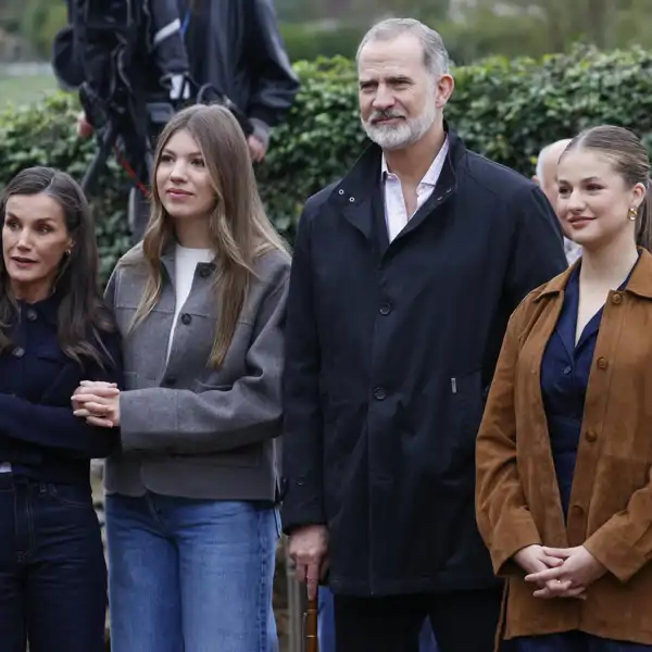Los Reyes Felipe y Letizia, la Princesa Leonor y la Infanta Sofia, muy sonrientes en Valdesoto