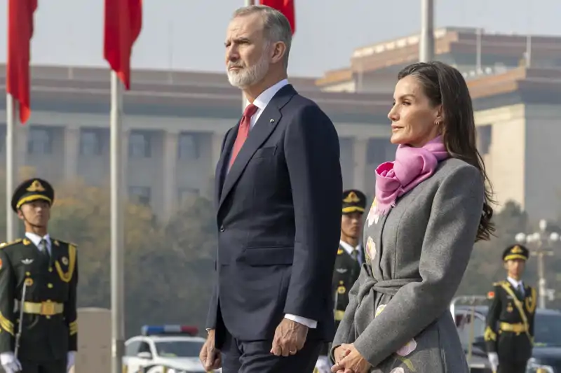 Sus Majestades los Reyes Felipe y Letizia han sido recibidos en honores en Pekín durante su viaje de Estado a China.