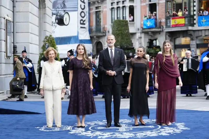 La Familia Real llega al Teatro Campoamor para presidir los Premios Princesa de Asturias 2025.