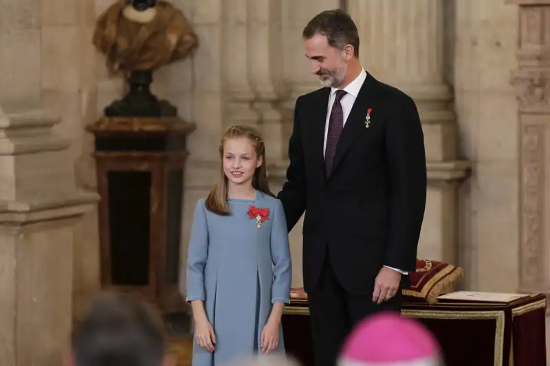 La Princesa Leonor recibiendo el Toisón de Oro de manos de su padre, el Rey Felipe VI, en el año 2018.