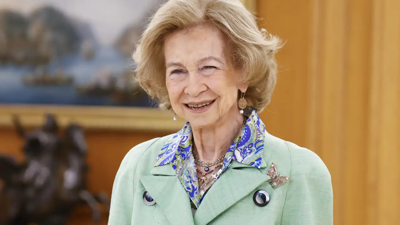 La Reina Sofía con una chaqueta blazer verde anudada a la cintura
