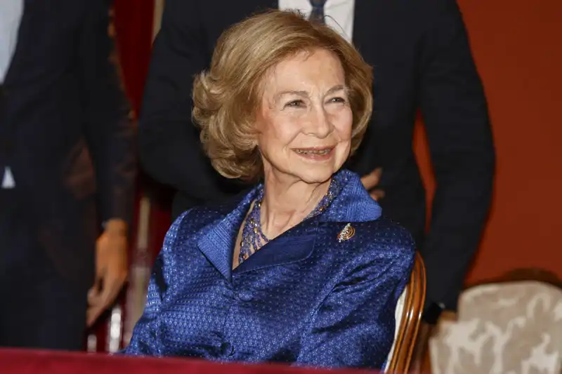 La Reina Sofía, radiante, da una lección de estilo en el Teatro Monumental del Madrid