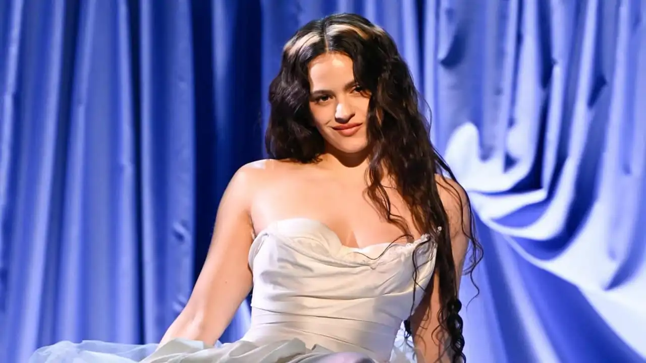 La 'venganza' de Rosalía: la posible historia tras el vestido de novia 'plantada' que usó para interpretar su canción más polémica