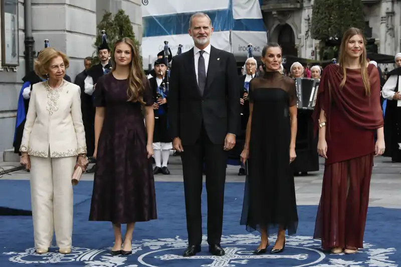 Sus Majestades los Reyes Felipe y Letizia junto a la Princesa Leonor, la Infanta Sofía y la Reina Sofía en los Premios Princesa de Asturias 2025.