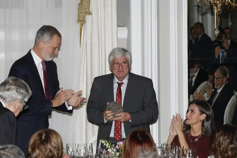 El Rey entrega el galardón a Fran Sevilla en los Premios de Periodismo Francisco Cerecedo