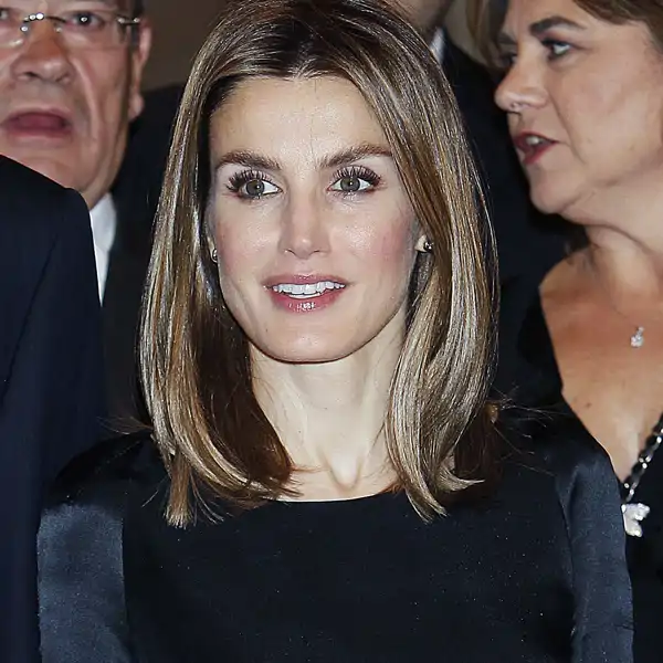 El vestido de Hugo Boss con flores rojas que la Reina lució en los Premios Francisco Cerecedo 2011 