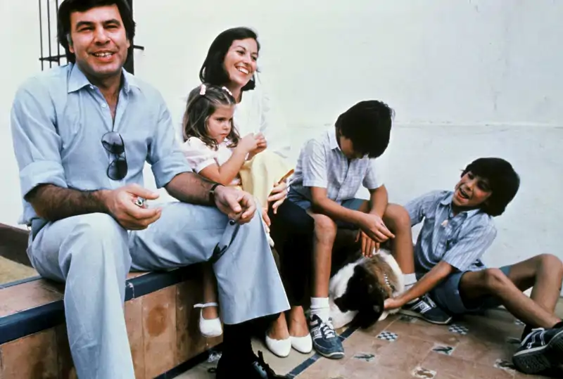 Felipe González junto a su primera mujer, Carmen Romero, y sus tres hijos