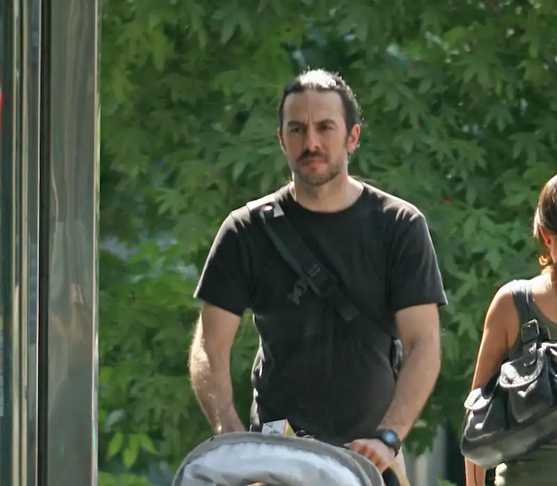 Pablo González, hijo Felipe González, paseando con su hija por las calles de Madrid 
