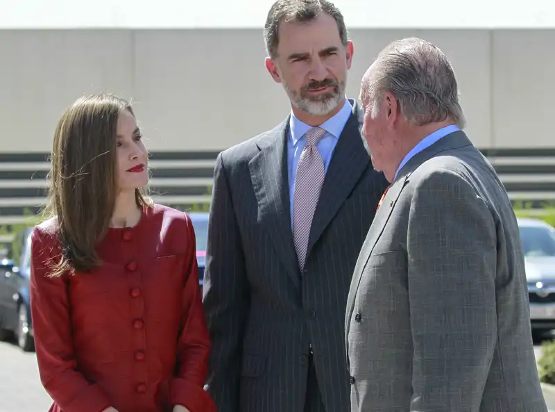 El Rey Juan Carlos junto al Rey Felipe y la Reina Letizia en 2007