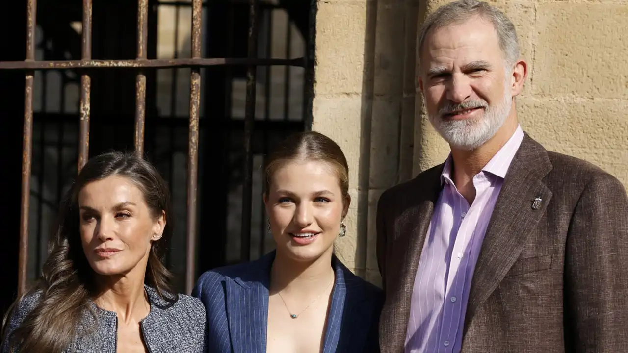 6 de noviemLos Reyes Felipe y Letizia junto a la Princesa Leonor. Sus Majestades se comprometireon el 6 de noviembre de 2003 en el Palacio de El Pardobre de 2003