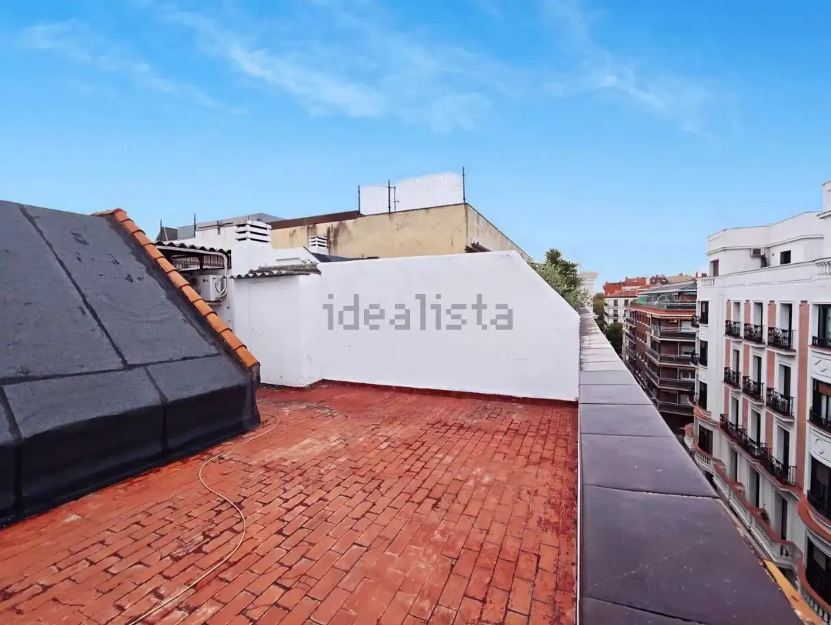 Así es el ático Mayra Gómez Kemp, a la venta por más de un millón de euros: tres habitaciones, baño en suite y escalera de caracol