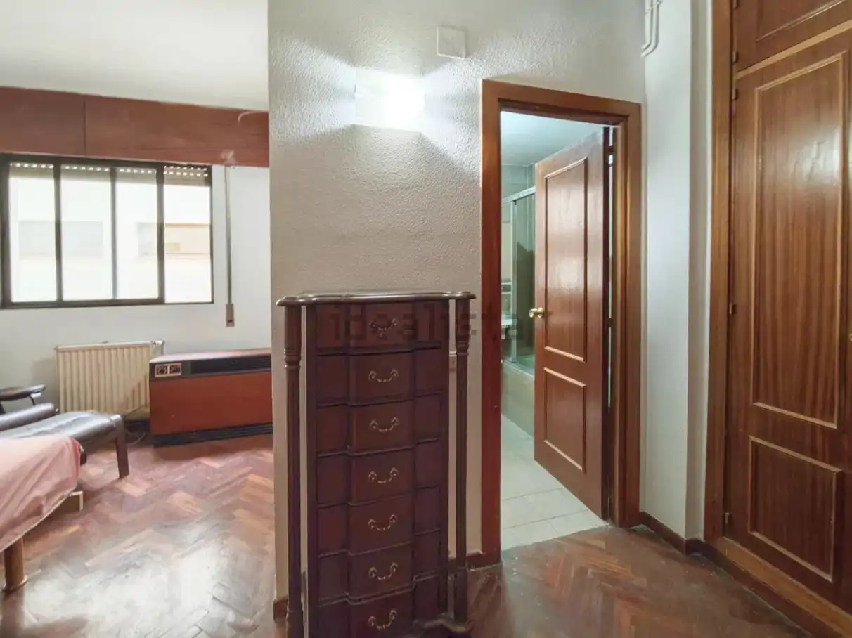 Así es el ático Mayra Gómez Kemp, a la venta por más de un millón de euros: tres habitaciones, baño en suite y escalera de caracol