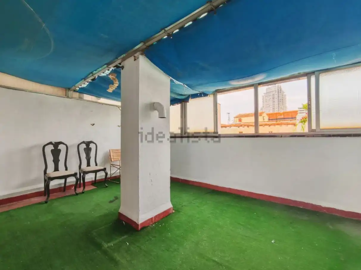 Así es el ático Mayra Gómez Kemp, a la venta por más de un millón de euros: tres habitaciones, baño en suite y escalera de caracol