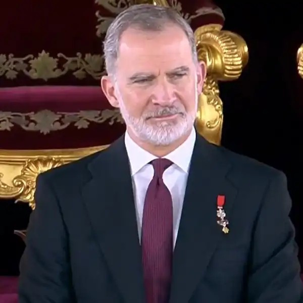 El Rey Felipe VI sonríe al escuchar las palabras de Felipe González dirigidas a la Princesa Leonor.
