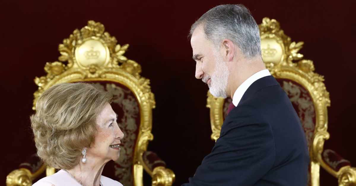 Las redes sacan a la luz la emotiva escena entre el Rey Felipe y la Reina Sofía que pasó desapercibida durante la entrega del Toisón de Oro: "Ante los ojos de mamá