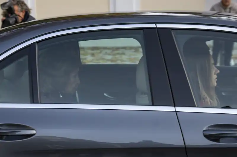La Reina Sofía, con rostro serio, ha abandonado el Palacio de El Pardo junto a Irene Urdangarín.