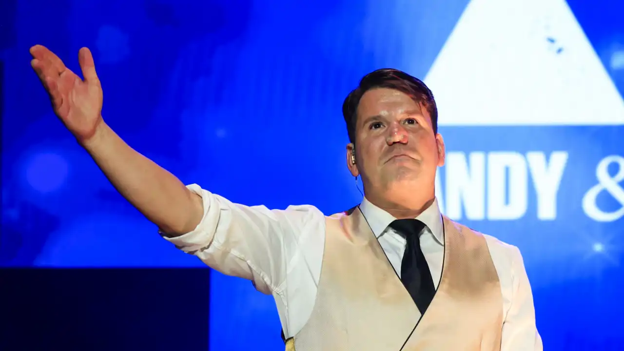 Lucas durante el concierto celebrado en Madrid en octubre de 2025, su última aparición junto a Andy sobre los escenarios antes de iniciar sus carreras en solitario y  un polémico cruce de acusaciones mutuas