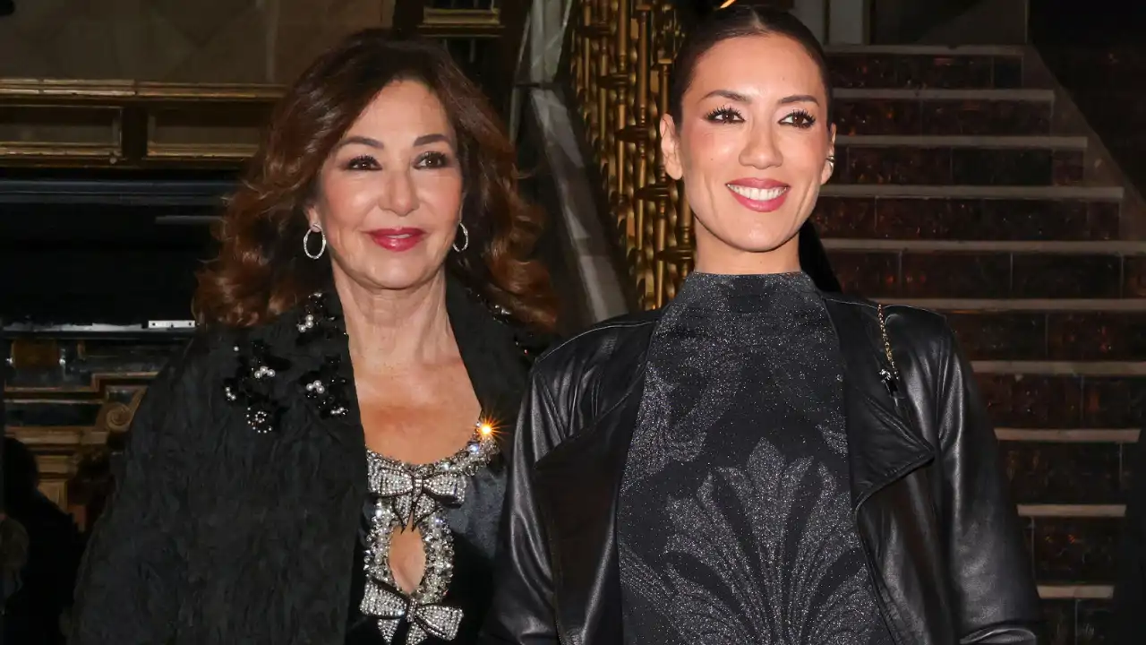 Del vestido de terciopelo con escote joya de Ana Rosa Quintana a la falda de rosas 3D de Patricia Pardo: todos los looks de la fiesta de Navidad de Unicorn