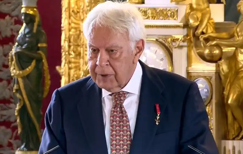 Felipe González se dirige en su discurso a la Princesa Leonor.