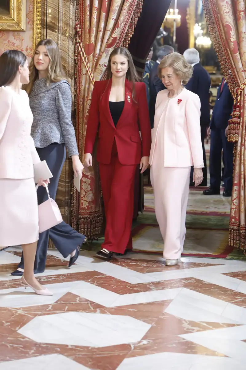 La Princesa Leonor, deslumbrante, en la ceremonia del Toisón de Oro con un sastre en color granate.