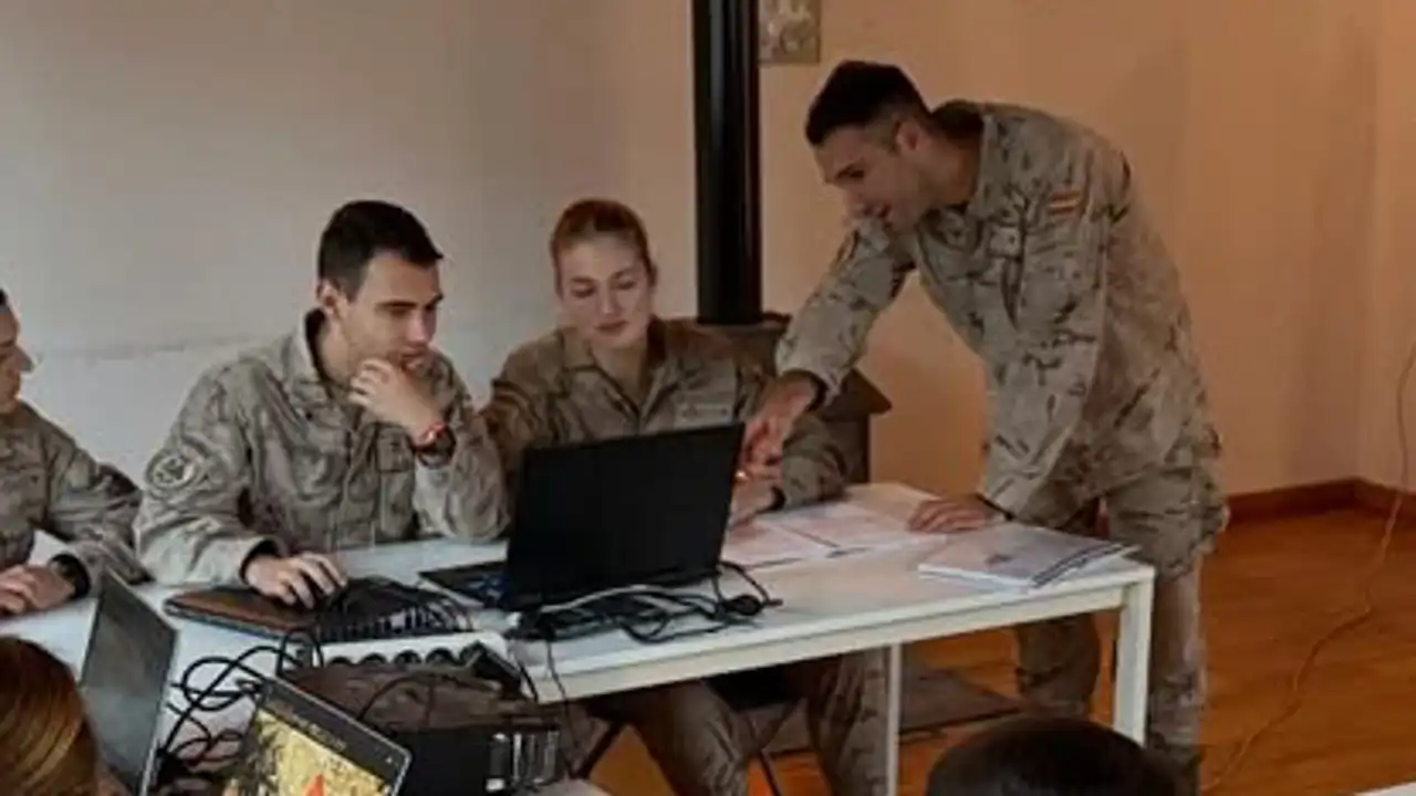 La Princesa Leonor mirando un portátil junto a sus compañeros en la Academia de San Javier