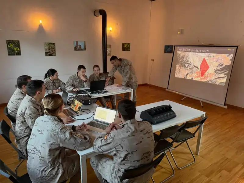 La Princesa Leonor mirando un portátil junto a sus compañeros en la Academia de San Javier