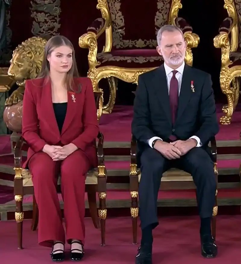 La Princesa Leonor y el Rey Felipe VI, con la misma postura, en la entrega del Toisón de Oro a la Reina Sofía.