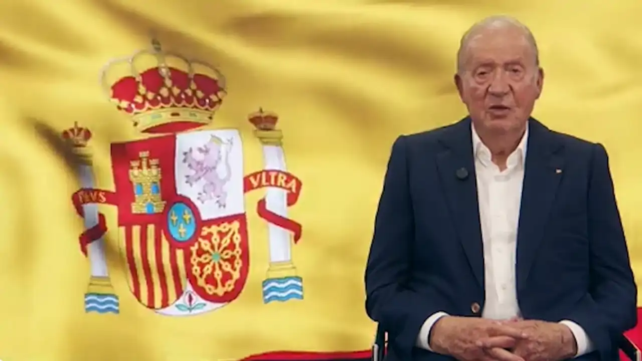 El Rey Juan Carlos I ha grabado un vídeo con la bandera de España de fondo pidiendo apoyo al Rey Felipe VI.