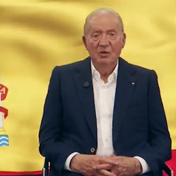 El Rey Juan Carlos I ha grabado un vídeo con la bandera de España de fondo pidiendo apoyo al Rey Felipe VI. 