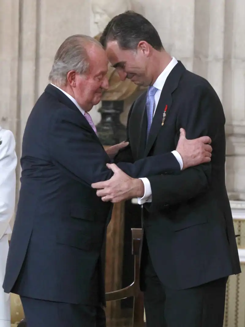 Don Juan Carlos y el Rey Felipe el día de la abdicación del monarca emérito