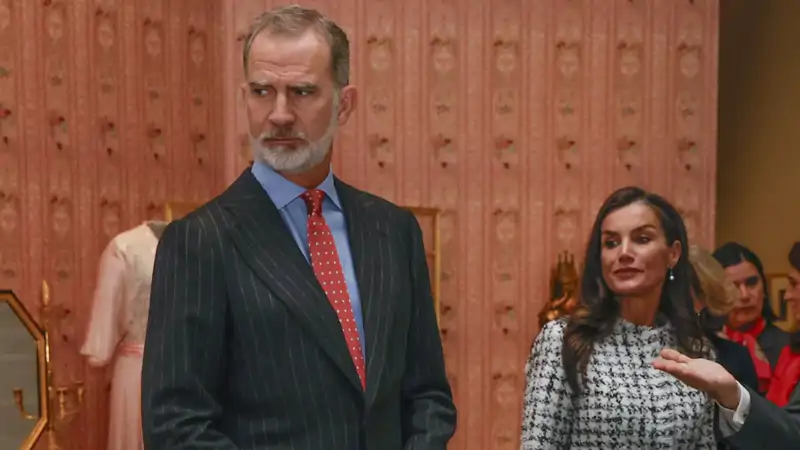 El Rey Felipe VI y la Reina Letizia pasean por la exposición de Victoria Eugenia