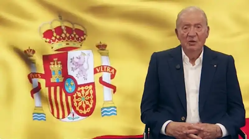 El Rey Juan Carlos I ha grabado un vídeo con la bandera de España de fondo pidiendo apoyo al Rey Felipe VI.