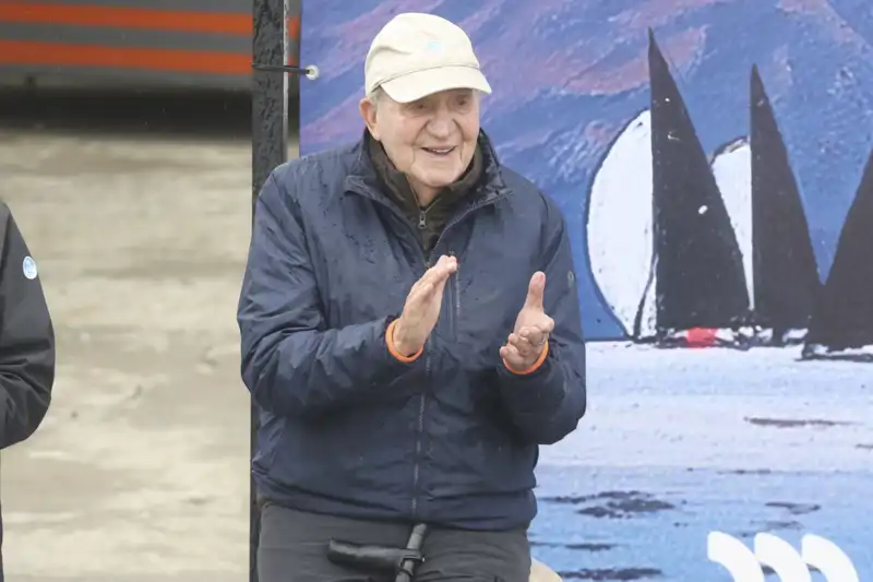 El Rey Juan Carlos recibe a los ganadores de la regata en Sanxenxo