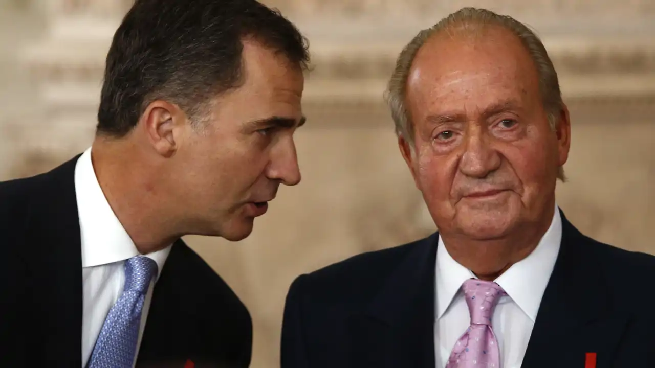 El Rey Juan Carlos y el Rey Felipe, padre e hijo, se enfrentan a un momento delicado de su relación