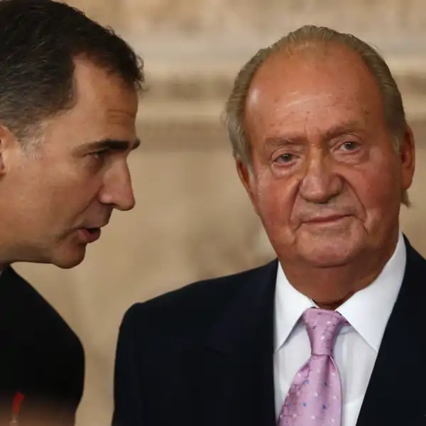 El Rey Juan Carlos y el Rey Felipe, padre e hijo, se enfrentan a un momento delicado de su relación