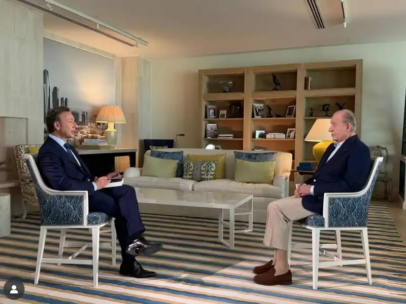 Stéphane Bern entrevistando al Rey Juan Carlos para la televisión francesa