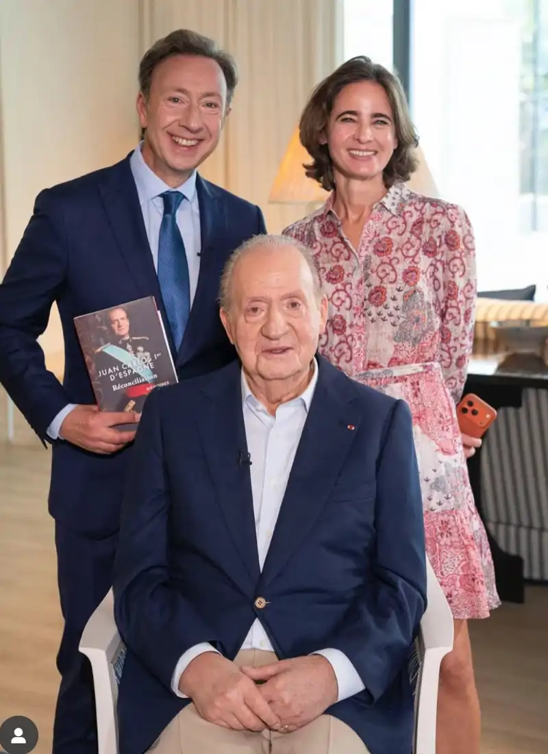 Stéphane Bern junto al Rey Juan Carlos y la escritora Laurence Debray en Abu Dabi