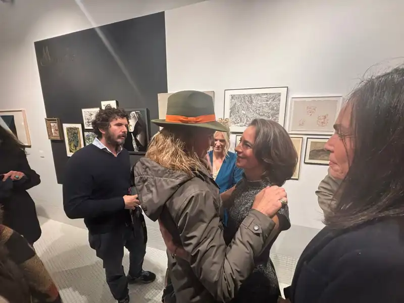 El momento de complicidad que han vivido la Infanta Elena y Laurece Debray, biógrafa del Rey Juan Carlos.