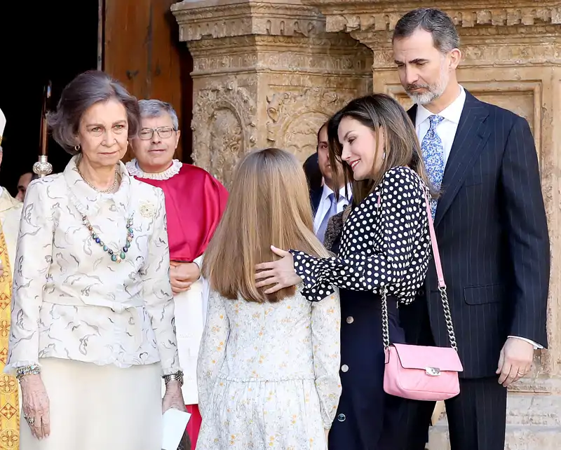 Instantánea del momento en que Doña Letizia interfiere en la intención de la Emérita de fotografiarse con sus nietas en la Misa de Pascua de 2018 en Palma.