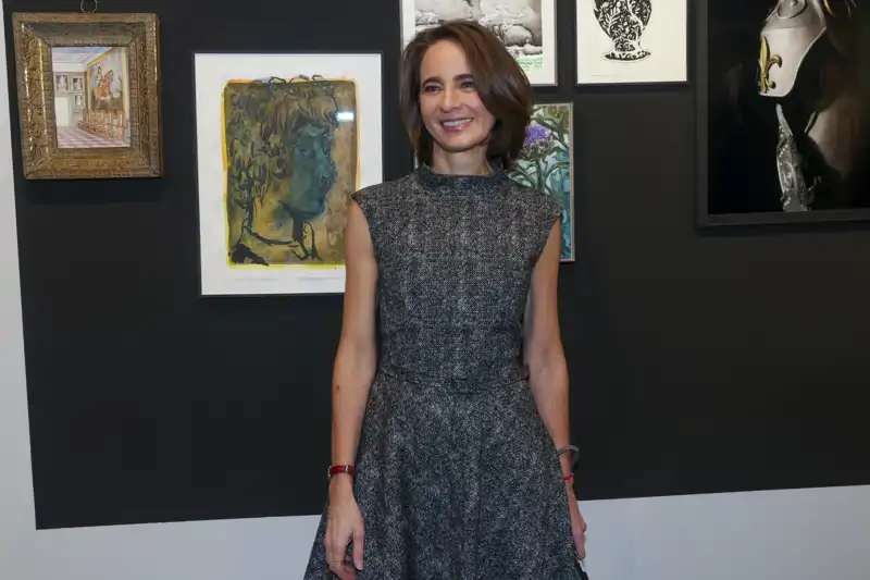 La escritora e historiadora Laurence Debray posa durante la presentación de la biografía del Rey Juan Carlos, Reconciliación, en Madrid