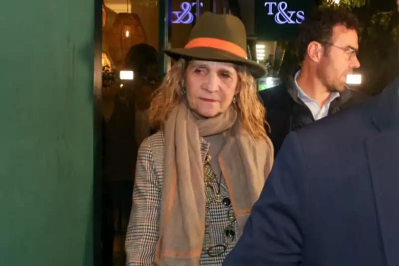 La Infanta Elena, que ha sido desde siempre uno de los pilares fundamentales en la vida de su padre, no quiso perderse la firma del libro del Rey emérito celebrada en Madrid.