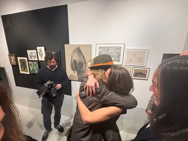 La Infanta Elena y Laurence Debray se funden en un cálido abrazo el día de la presentación del libro del Rey Juan Carlos.