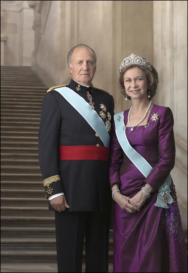 La Reina Sofía utilizó esta tiara para un retrato oficial junto al Rey Juan Carlos I en 2009.