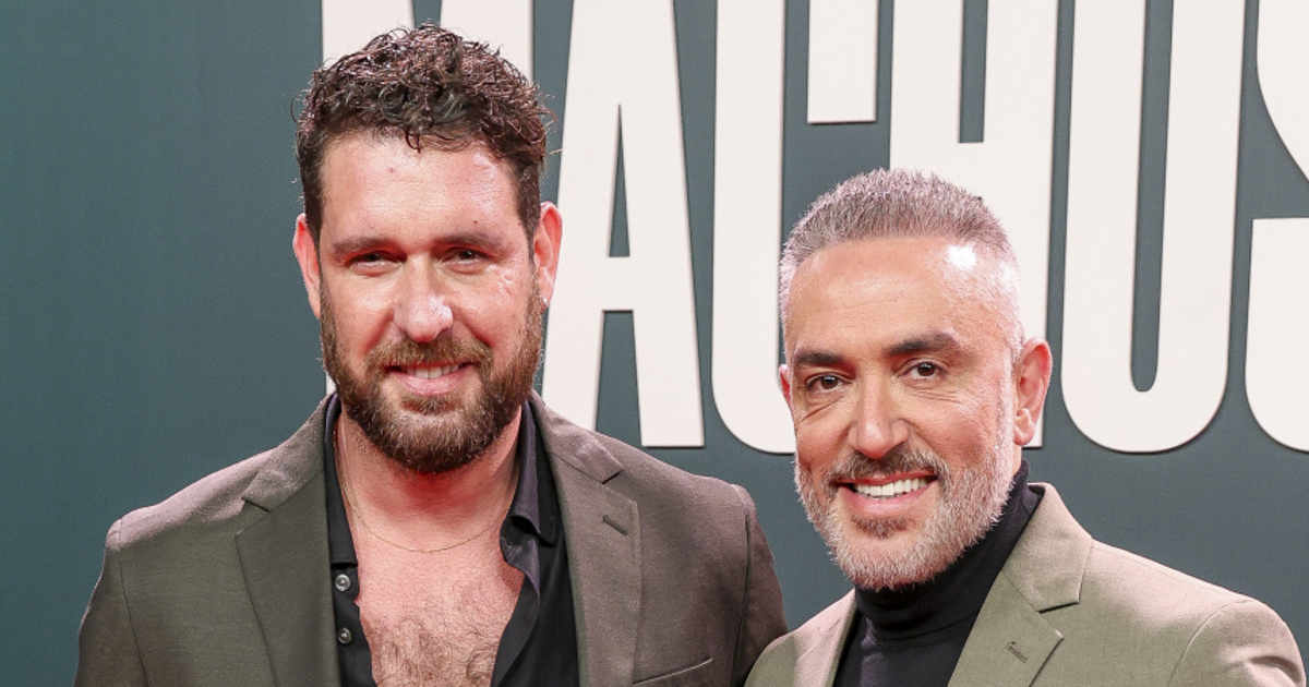 Fran Antón, marido de Kiko Hernández, encadenado a la puerta de su local:  "Voy a hacer huelga de hambre hasta que se solucione"